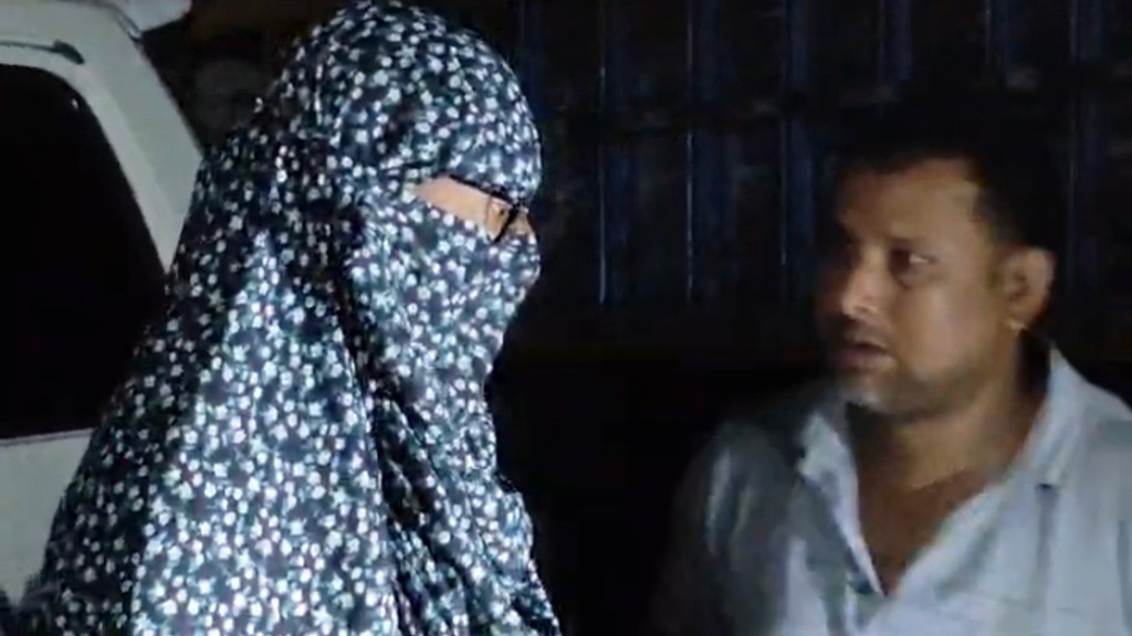 নওগাঁয় নারী সেজে তেল নিতে গিয়ে ধরা পড়লেন যুবক